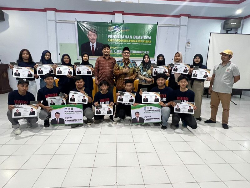 Foto bersama penyerahan bantuan beasiswa aspirasi kepada 15 penerima mahasiswa IAS Parepare, dilakukan oleh anggota komisi X DPR RI Andi Muawiyah Ramly 