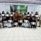 Foto bersama penyerahan bantuan beasiswa aspirasi kepada 15 penerima mahasiswa IAS Parepare, dilakukan oleh anggota komisi X DPR RI Andi Muawiyah Ramly 