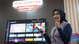 Seorang karyawati Telkomsel memperlihatkan penawaran spesial registrasi baru Indihome paket Jaringan Internet Unlimited (JITU 1)