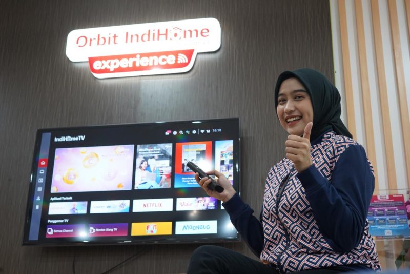 Seorang karyawati Telkomsel memperlihatkan penawaran spesial registrasi baru Indihome paket Jaringan Internet Unlimited (JITU 1)