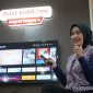 Seorang karyawati Telkomsel memperlihatkan penawaran spesial registrasi baru Indihome paket Jaringan Internet Unlimited (JITU 1)