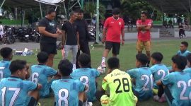 Berdiri dari kiri menejer Persipare Parepare Bahtiar lado, saat memantau latihan kesiapan tim di lapangan Andi Makkassau Parepare