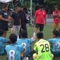 Berdiri dari kiri menejer Persipare Parepare Bahtiar lado, saat memantau latihan kesiapan tim di lapangan Andi Makkassau Parepare