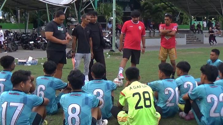 Berdiri dari kiri menejer Persipare Parepare Bahtiar lado, saat memantau latihan kesiapan tim di lapangan Andi Makkassau Parepare