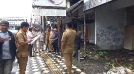 Rombongan komisi III DPRD Parepare, yang dipimpin langsung ketua komisi III Amran Hamdani, Bersama dengan aparat kecamatan, kelurahan, Dinas Perdagangan, Badan asset daerah dan Satuan Kerja Perangkat Daerah (SKPD) terkait lainnya, meninjau eks swalayan Cahaya Ujung