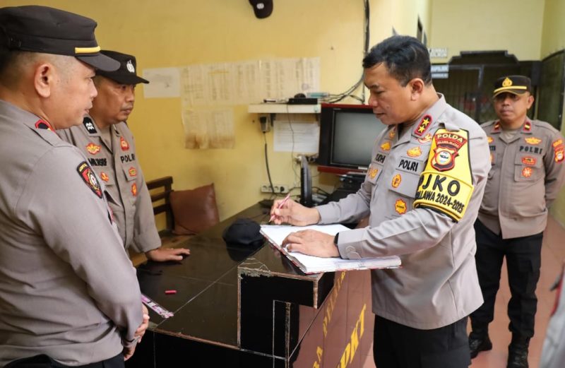 Kepala Kepolisian Daerah Sulawesi Selatan (Kapolda Sulsel), Irjen Pol Yudhiawan, mengunjungi dua Polsek di wilayah Polres Takalar yakni Polsek Galesong Selatan dan Polsek Galesong Utara.