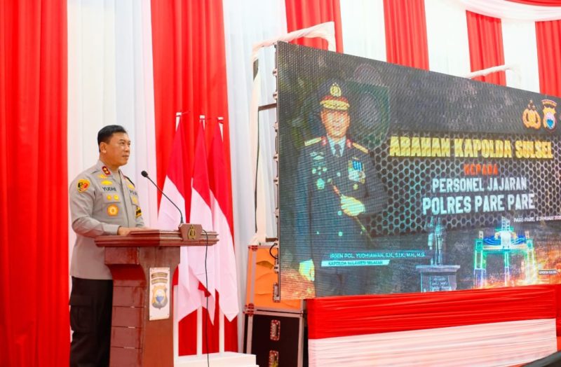 Kapolda Sulawesi selatan, Irjen Pol. Drs. Yudhiawan, memberikan sambutan saat melakukan Kunker di Mapolres Parepare, 8 Januari 2025