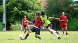 Berebut bola saat seleski pemain untuk Persipare Parepare dalam persiapan mengikuti kompetisi Liga 4 regional Sulsel