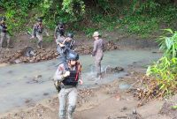 Personel, Batalyon B Pelopor Satuan Brimob Polda Sulawesi Selatan menggelar latihan lintas medan di wilayah Kota Parepare.
