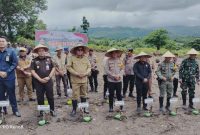 penanaman jagung serentak 1 juta hektare, dalam upaya mewujudkan program ketahanan pangan yang bekerjasama, Polri, Kementan RI, Gapki, Perhutan, Inhutani, Swasta, Swadaya Petani yang berlokasi di Jalan Polwil II, Tassiso Kelurahan Galung Maloang Kota Parepare