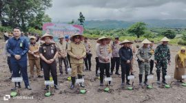 penanaman jagung serentak 1 juta hektare, dalam upaya mewujudkan program ketahanan pangan yang bekerjasama, Polri, Kementan RI, Gapki, Perhutan, Inhutani, Swasta, Swadaya Petani yang berlokasi di Jalan Polwil II, Tassiso Kelurahan Galung Maloang Kota Parepare