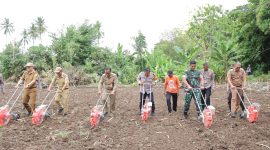 Polri bersama Kementerian Pertanian (Kementan), GAPKI, Perhutani, Inhutani, pihak swasta, dan petani swadaya melaksanakan program penanaman jagung serentak 1 juta hektar di seluruh Indonesia