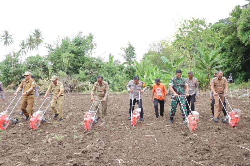 Polri bersama Kementerian Pertanian (Kementan), GAPKI, Perhutani, Inhutani, pihak swasta, dan petani swadaya melaksanakan program penanaman jagung serentak 1 juta hektar di seluruh Indonesia