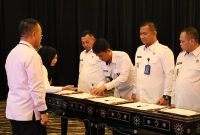 Kepala kantor Imigrasi (Kanim) kelas II TPI Parepare, Sulawesi selatan, Andi Ruswan Said, menandatangani perjanjian kinerja dan komitmen bersama kantor wilayah Direktorat Jenderal Imigrasi, Sulawesi Selatan dan Unit Pelaksana Teknis Imigrasi, Sulawesi Selatan, tahun 2025. Jumat, 24 Januari 2025.