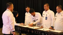 Kepala kantor Imigrasi (Kanim) kelas II TPI Parepare, Sulawesi selatan, Andi Ruswan Said, menandatangani perjanjian kinerja dan komitmen bersama kantor wilayah Direktorat Jenderal Imigrasi, Sulawesi Selatan dan Unit Pelaksana Teknis Imigrasi, Sulawesi Selatan, tahun 2025. Jumat, 24 Januari 2025.