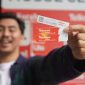 Pelanggan memperlihatkan Voucher Telkomsel