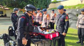 Pemeriksaan peralatan SAR dalam apel kesiapsiagaan Batalyon B Pelopor Satuan Brimob Polda Sulawesi Selatan jelang libur nasional