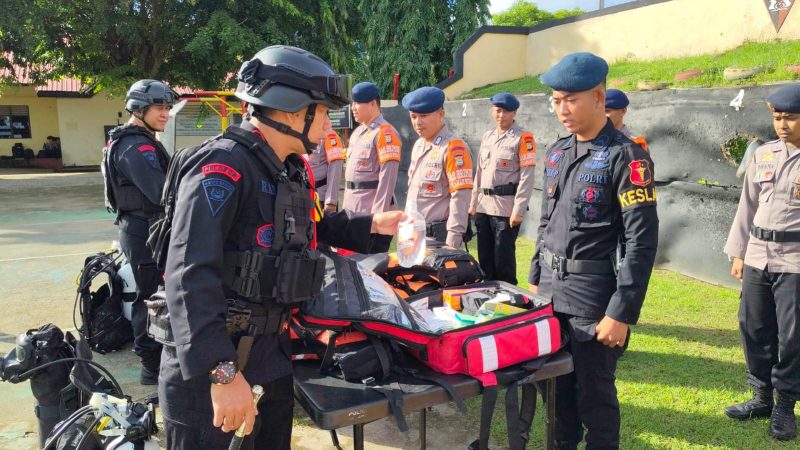 Pemeriksaan peralatan SAR dalam apel kesiapsiagaan Batalyon B Pelopor Satuan Brimob Polda Sulawesi Selatan jelang libur nasional