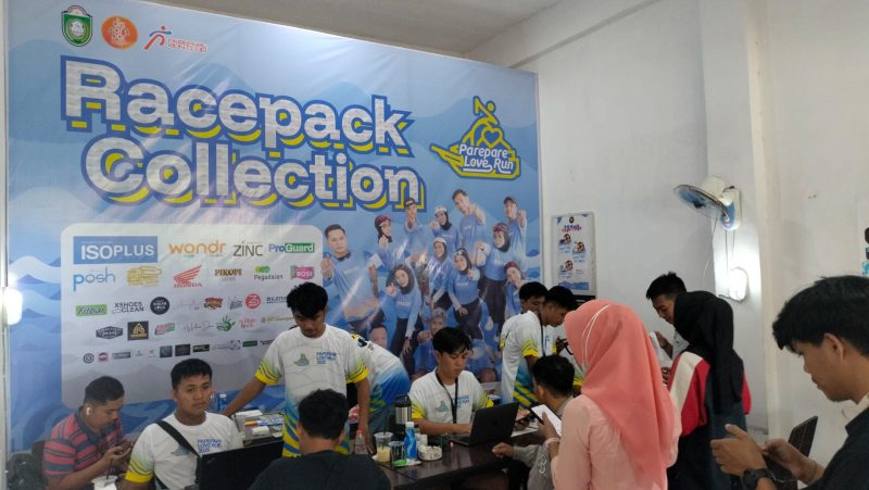 Suasana pengambilan racepack di sekretariat PLR
