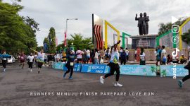 Semangat para runners mendekati finish di Parepare Love Run,yang digelar oleh Parepare Run Club (PRC)