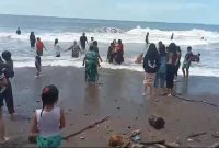 Suasana saat tim SAR gabungan mengevakuasi pengunjung yang menjadi korban tenggelam saat berenang di Pantai Lumpue kota Parepare
