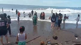 Suasana saat tim SAR gabungan mengevakuasi pengunjung yang menjadi korban tenggelam saat berenang di Pantai Lumpue kota Parepare