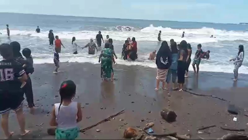 Suasana saat tim SAR gabungan mengevakuasi pengunjung yang menjadi korban tenggelam saat berenang di Pantai Lumpue kota Parepare