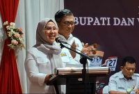 Andi Ina Kartika Sari memberikan sambutan saat penetapan dirinya sebagai Paslon Bupati terpilih di pilkada Barru 2024.