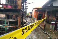 polisi memasang garis polisi di lokasi kebakaran untuk dilakukan penyelidikan lkebih lanjut