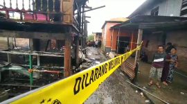 polisi memasang garis polisi di lokasi kebakaran untuk dilakukan penyelidikan lkebih lanjut