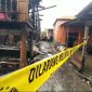 polisi memasang garis polisi di lokasi kebakaran untuk dilakukan penyelidikan lkebih lanjut