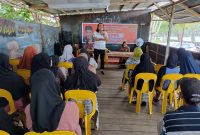 Anggota DPRD Sappe memberikan orasi politik saat reses berlangsung di Patato kota Parepare, Sulawesi selatan.