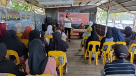 Anggota DPRD Sappe memberikan orasi politik saat reses berlangsung di Patato kota Parepare, Sulawesi selatan.
