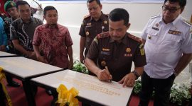 Kajati Sulsel, Agus Salim saat meresmikan bangunan sarana dan prasarana pendukung kantor Kejari Parepare yang berasal dari hibah Pemkot Parepare 