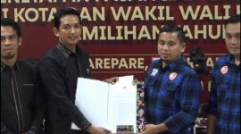 (Kiri) Ketua KPU Parepare Muhammad Awal Yanto menyerahkan salinan berita acara penetapan kepada walikota terpilih Tasming Hamid (kanan)