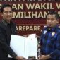 (Kiri) Ketua KPU Parepare Muhammad Awal Yanto menyerahkan salinan berita acara penetapan kepada walikota terpilih Tasming Hamid (kanan)