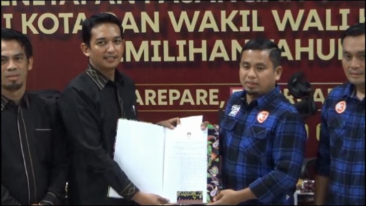(Kiri) Ketua KPU Parepare Muhammad Awal Yanto menyerahkan salinan berita acara penetapan kepada walikota terpilih Tasming Hamid (kanan)