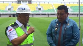 Ilham Akbar Habibie (Kiri) berbincang bersama kadisporapar, Iskandar Nusu (Kanan) saat berkunjunga di stadion Bj Habibie Parepare.