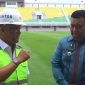 Ilham Akbar Habibie (Kiri) berbincang bersama kadisporapar, Iskandar Nusu (Kanan) saat berkunjunga di stadion Bj Habibie Parepare.