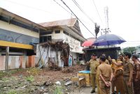Penjabat (Pj) Wali Kota Parepare, Abdul Hayat Ghani turun langsung melihat kondisi bangunan eks swalayan Cahaya Ujung (CU) lama yang berlokasi di Jalan Bau Massepe, Kelurahan Labukkang, Kecamatan Ujung, kota Parepare, Sulawesi selatan (Sulsel). 