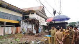 Penjabat (Pj) Wali Kota Parepare, Abdul Hayat Ghani turun langsung melihat kondisi bangunan eks swalayan Cahaya Ujung (CU) lama yang berlokasi di Jalan Bau Massepe, Kelurahan Labukkang, Kecamatan Ujung, kota Parepare, Sulawesi selatan (Sulsel). 