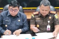 (Kiri) Pj Walikota Parepare,Abdul Hayat Gani, (Kanan) Kajari Parepare, Abdillah, bersama-sama menandatangani peneerimaan bangunan hibah dari pemkot Parepare