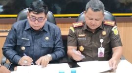 (Kiri) Pj Walikota Parepare,Abdul Hayat Gani, (Kanan) Kajari Parepare, Abdillah, bersama-sama menandatangani peneerimaan bangunan hibah dari pemkot Parepare