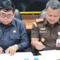 (Kiri) Pj Walikota Parepare,Abdul Hayat Gani, (Kanan) Kajari Parepare, Abdillah, bersama-sama menandatangani peneerimaan bangunan hibah dari pemkot Parepare