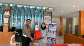 Kepala Jasa Raharja Parepare, Almaida Djumed menyerahkan bantuan Sarana Keselamatan kepada Satlantas Polres Parepare