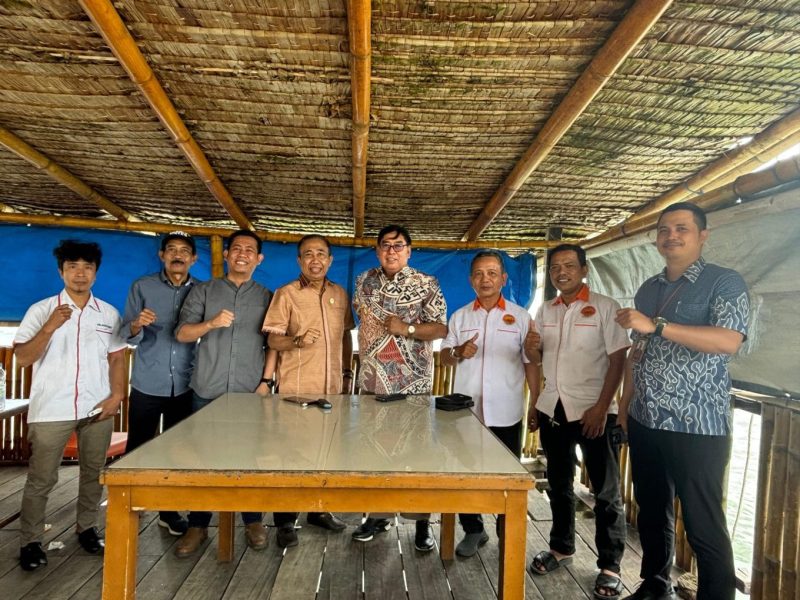 Foto bersama pengurus POBSI Sulsel dan POBSI Parepare, usai meninjau venue dijadikannya kota Parepare sebagai tuan rumah penyelenggaraan Pra Pekan Olahraga Provinsi (Pra Porprov) 2025 untuk cabang olahraga biliar.
