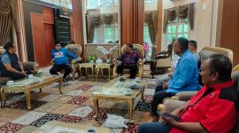 Penjabat wali kota (Pj) Parepare, Abdul Hayat Gani, saat menerima tim penjaringan dan penyaringan Komite Olahraga Masyarakat Indonesia (KORMI) Provinsi Sulawesi selatan (Sulsel), di Rumah Jabatan (Rujab) Wali kota Parepare, sabtu, 8 Februari 2025.