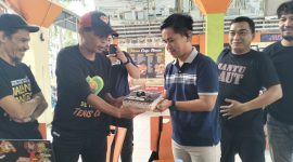 Kasat Intelkam Polres Parepare, Sulawesi selatan (kanan) berikan kejutan kepada Rusli Djafar Jurnalis senior selaku perwakilan media di Parepare, pada momen HPN 2025