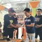 Kasat Intelkam Polres Parepare, Sulawesi selatan (kanan) berikan kejutan kepada Rusli Djafar Jurnalis senior selaku perwakilan media di Parepare, pada momen HPN 2025