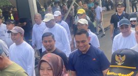 Walikota dan wakil walikota Parepare terpilih, Tasming Hamid dan hermanto  yang mengenakan kaos berwarna hitam sedang berjalan kaki bersama dengan lainnya dalam rangka  mengikuti gladi kotor jelang pelantikan 20 Februari nanti di istana negara Jakarta